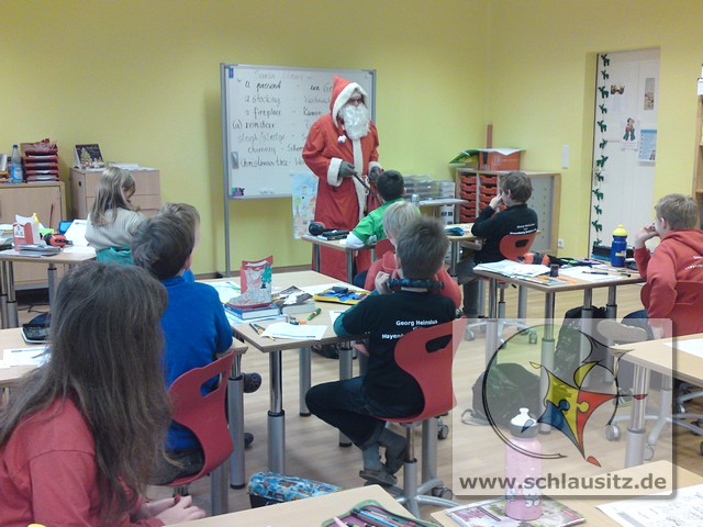 Weihnachtsmann überrascht Schüler der Grundschule Brieske